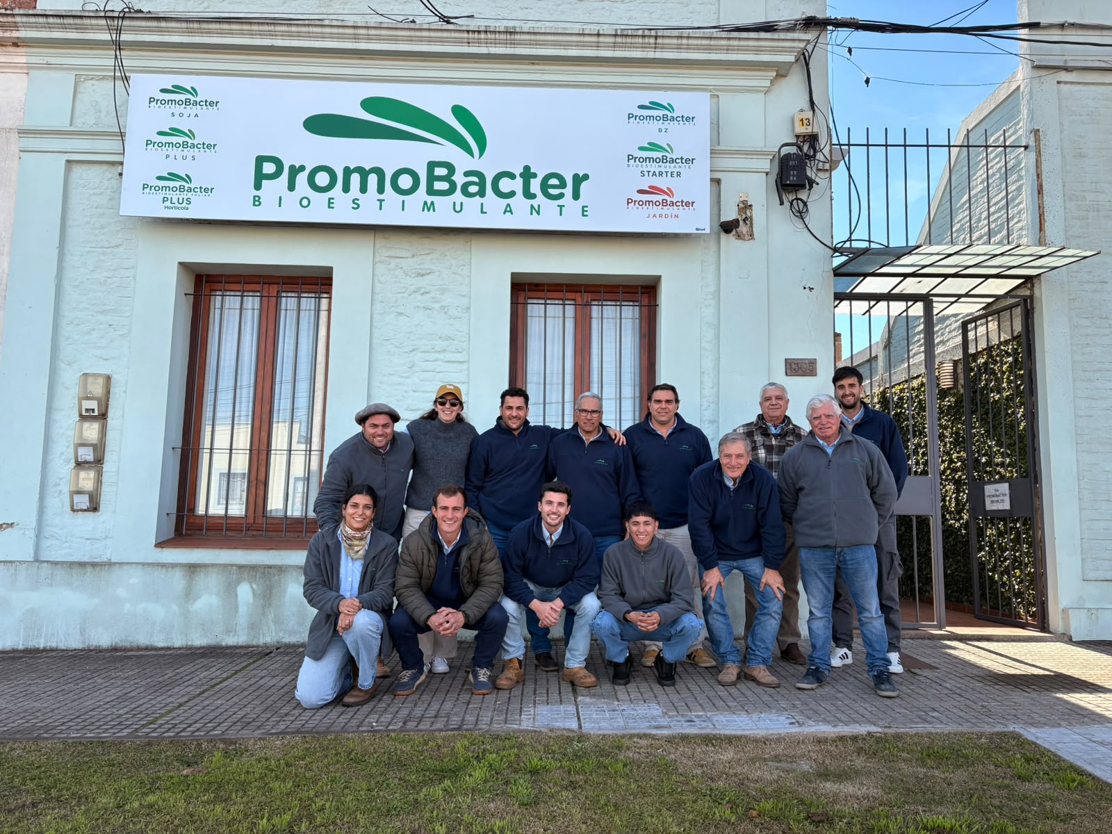 El equipo técnico-comercial de Promobacter durante la jornada de trabajo realizada en Mercedes.